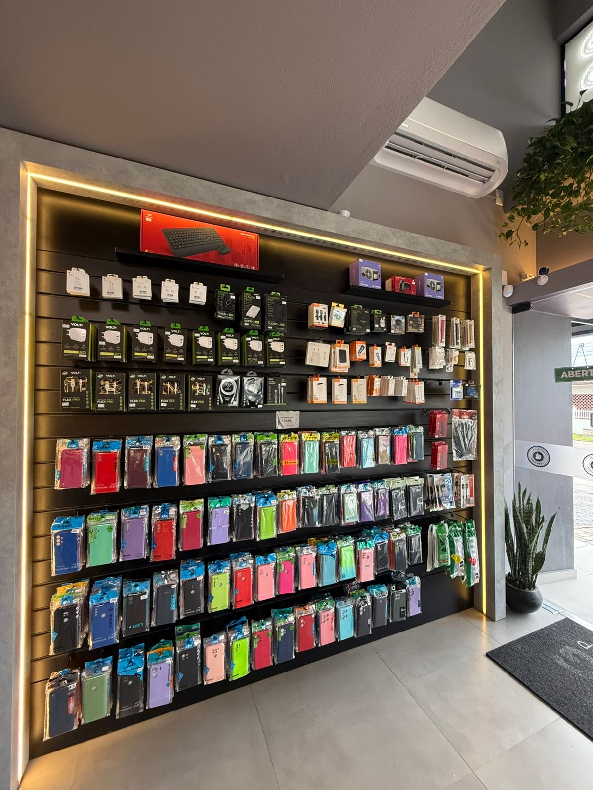 Parede de acessórios e capas na IG Shop Centro